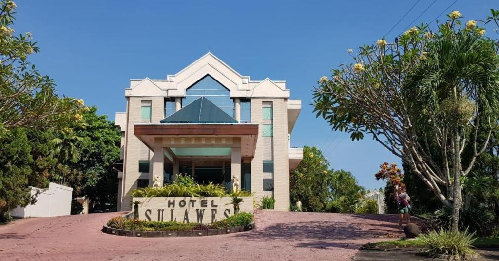 Hotel Sulawesi เจมเบอร์ ภายนอก รูปภาพ
