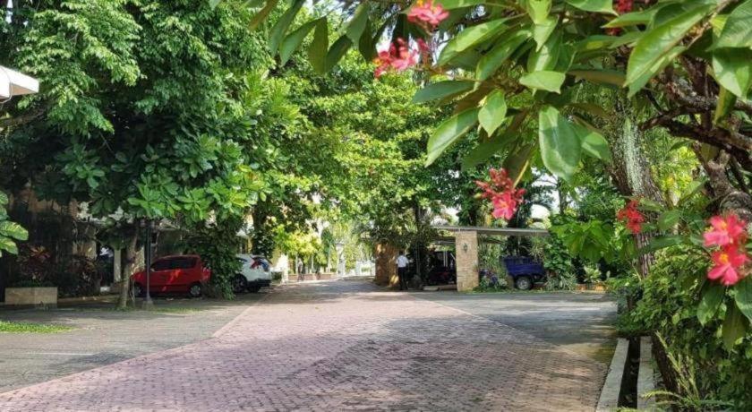 Hotel Sulawesi เจมเบอร์ ภายนอก รูปภาพ